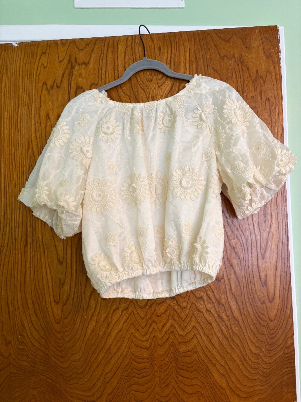 NWOT Industry Cream Top with Floral Appliques, size XS